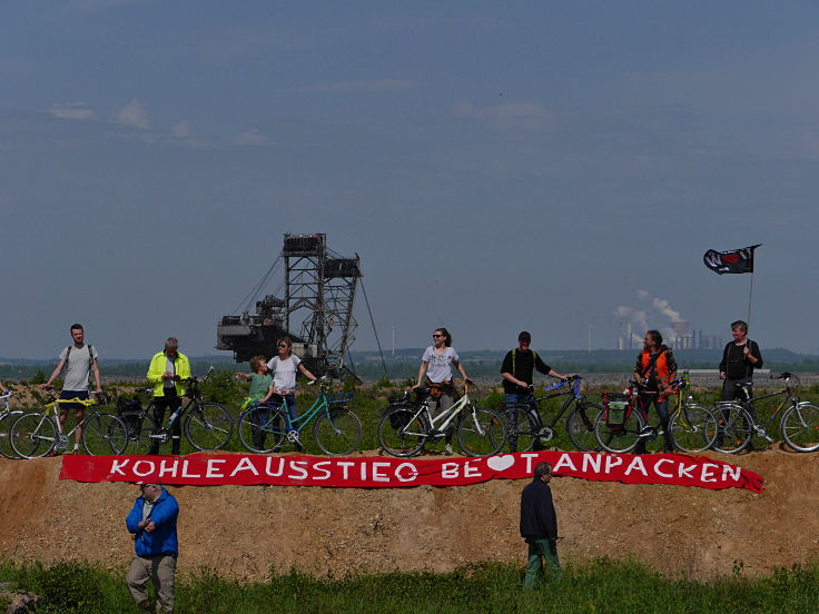 © www.mutbuergerdokus.de: Radtour und '100m Regenbogen Banner Aktion' am Tagebau Hambach