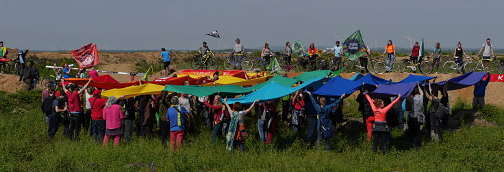 © www.mutbuergerdokus.de: Radtour und '100m Regenbogen Banner Aktion' am Tagebau Hambach