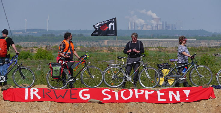 © www.mutbuergerdokus.de: Radtour und '100m Regenbogen Banner Aktion' am Tagebau Hambach