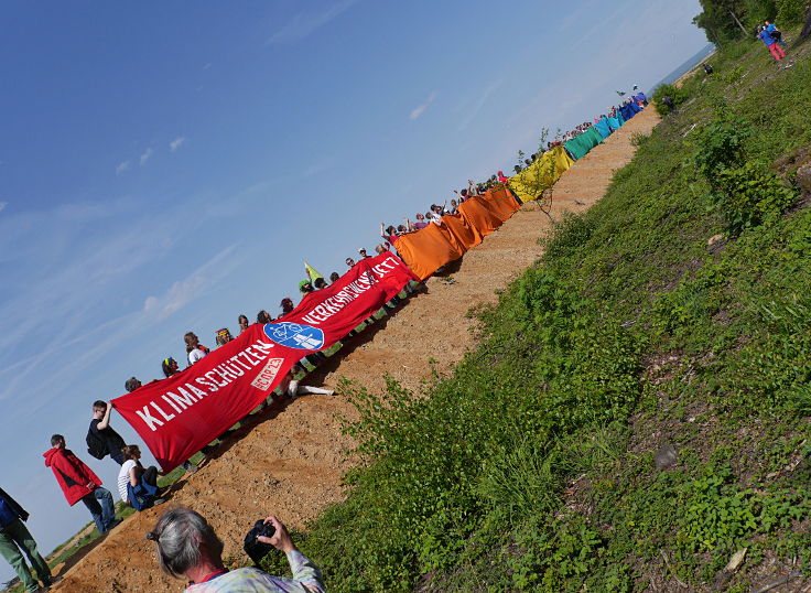 © www.mutbuergerdokus.de: Radtour und '100m Regenbogen Banner Aktion' am Tagebau Hambach