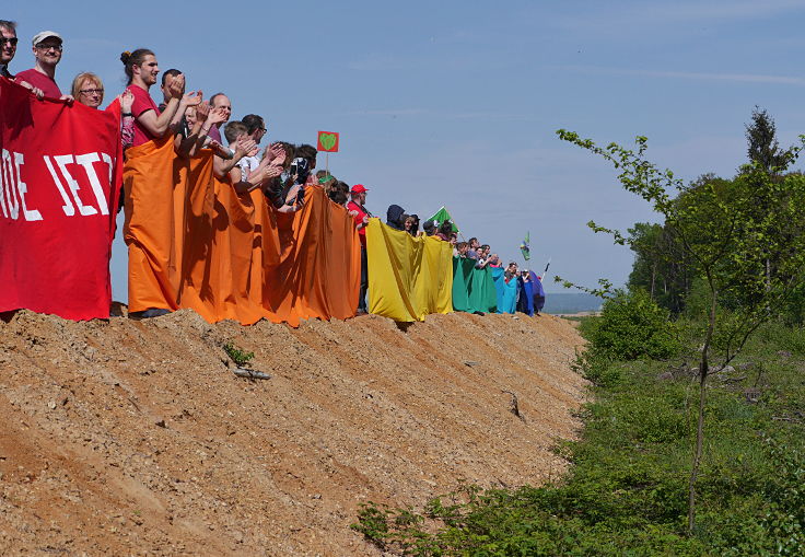 © www.mutbuergerdokus.de: Radtour und '100m Regenbogen Banner Aktion' am Tagebau Hambach