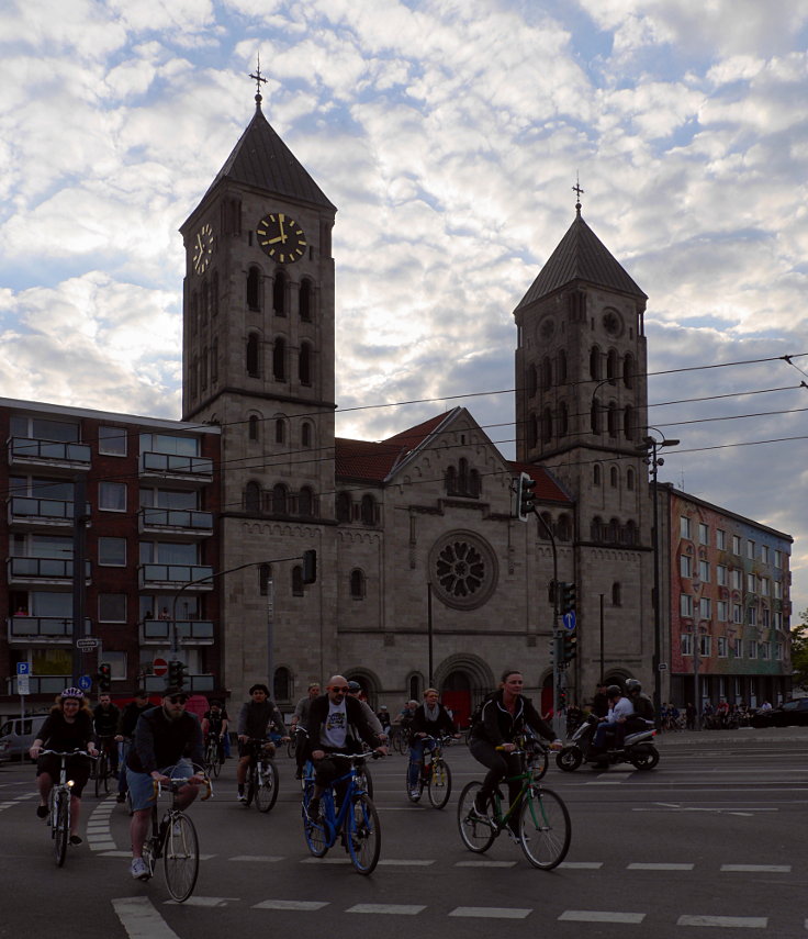 © www.mutbuergerdokus.de: 'Critical Mass Düsseldorf'