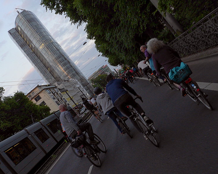 © www.mutbuergerdokus.de: 'Critical Mass Düsseldorf'