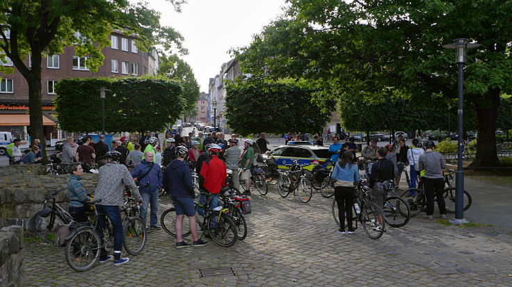 © www.mutbuergerdokus.de: 1. 'Critical Mass Neuss'