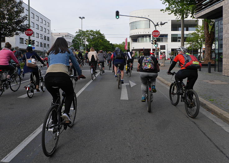 © www.mutbuergerdokus.de: 1. 'Critical Mass Neuss'