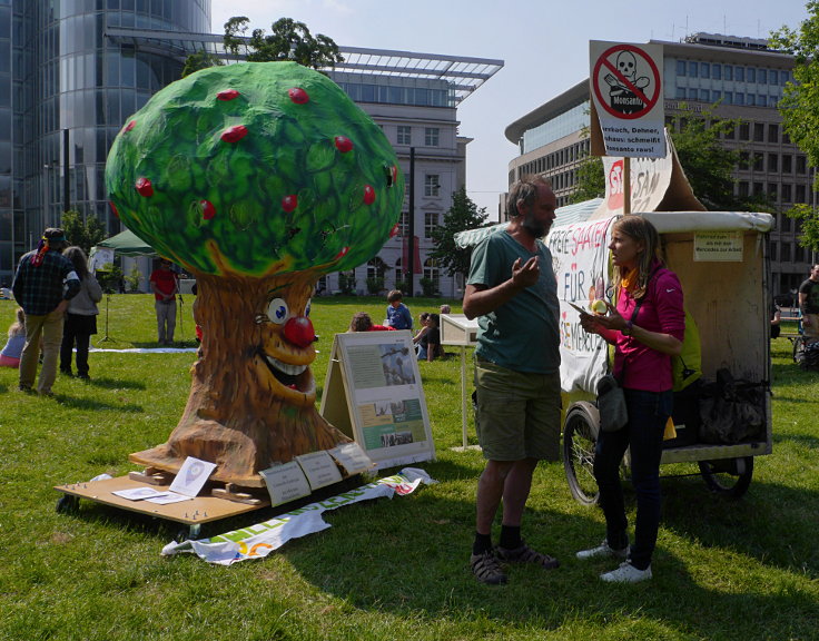 © www.mutbuergerdokus.de: 'March against Monsanto, Bayer & BASF'