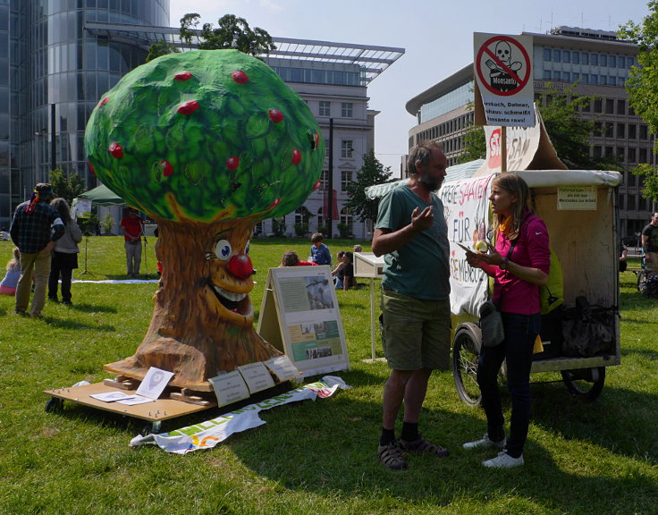 © www.mutbuergerdokus.de: 'March against Monsanto, Bayer & BASF'