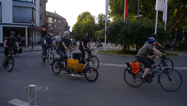 © www.mutbuergerdokus.de: 2. 'Critical Mass Neuss'