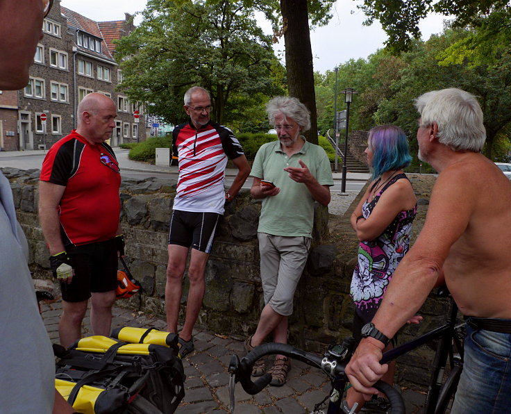 © www.mutbuergerdokus.de: 3. 'Critical Mass Neuss'