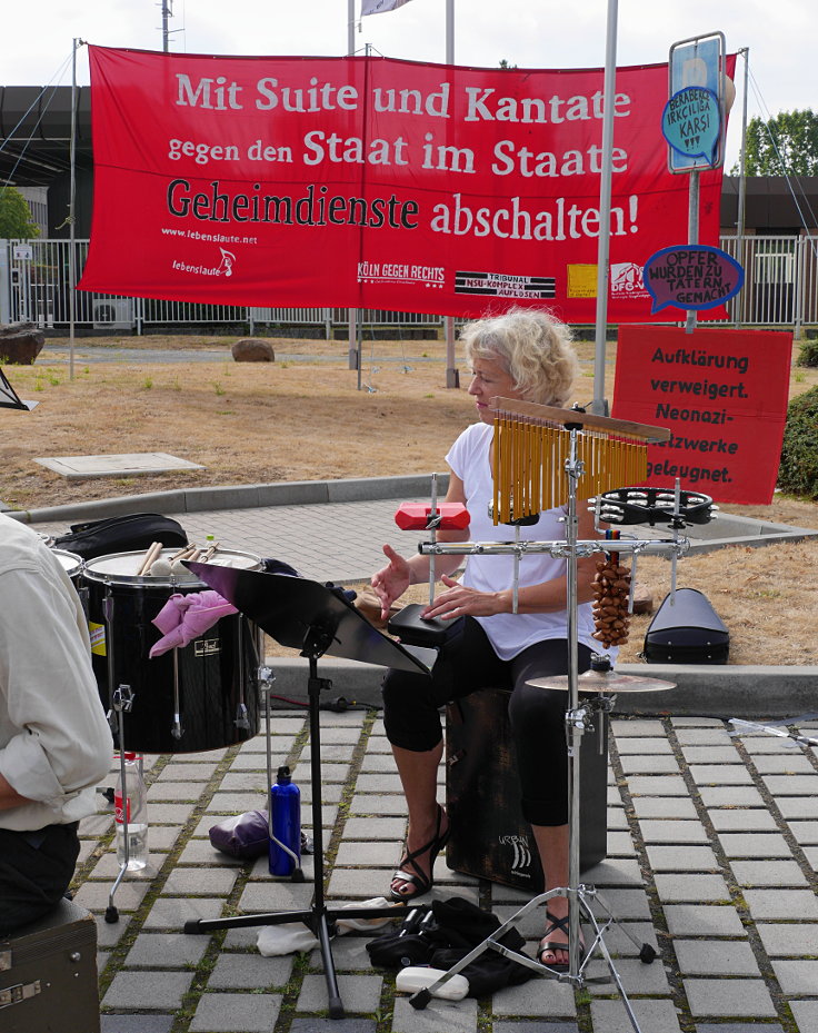 © www.mutbuergerdokus.de: lebenslaute: 'Mit Suite und Kantate gegen den Staat im Staate - Geheimdienste abschalten!'