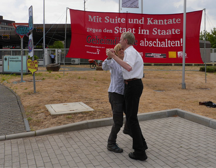 © www.mutbuergerdokus.de: lebenslaute: 'Mit Suite und Kantate gegen den Staat im Staate - Geheimdienste abschalten!'
