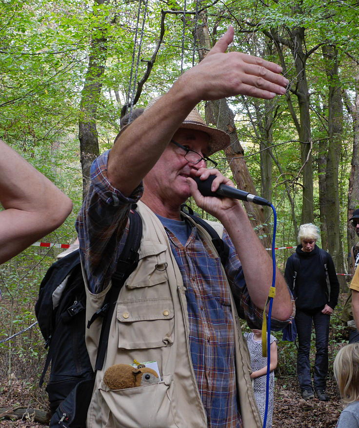 © www.mutbuergerdokus.de: Waldführung im Hambacher Forst