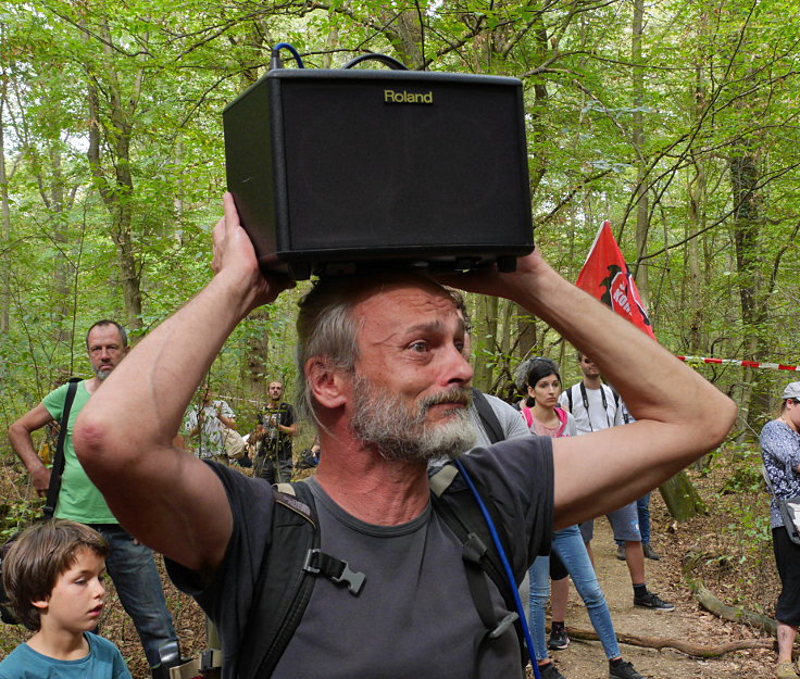 © www.mutbuergerdokus.de: Waldführung im Hambacher Forst