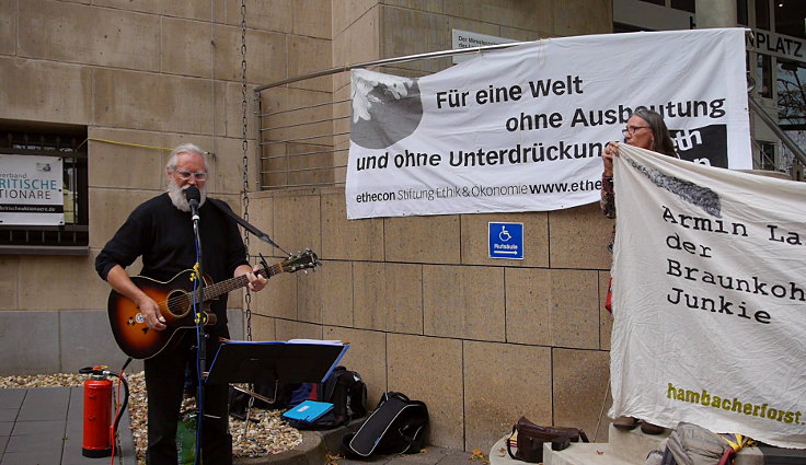 © www.mutbuergerdokus.de: Mahnwache vor der Staatskanzlei: 'Laschet will uns verkohlen'