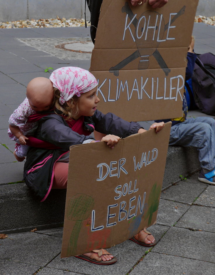 © www.mutbuergerdokus.de: Mahnwache vor der Staatskanzlei: 'Laschet will uns verkohlen'