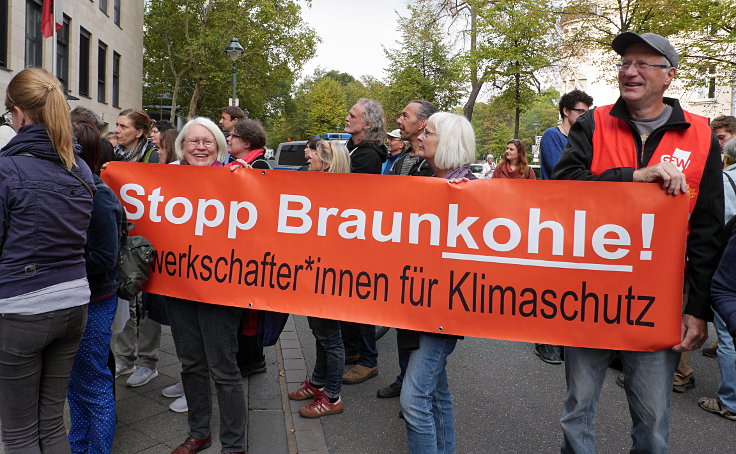 © www.mutbuergerdokus.de: Mahnwache vor der Staatskanzlei: 'Laschet will uns verkohlen'