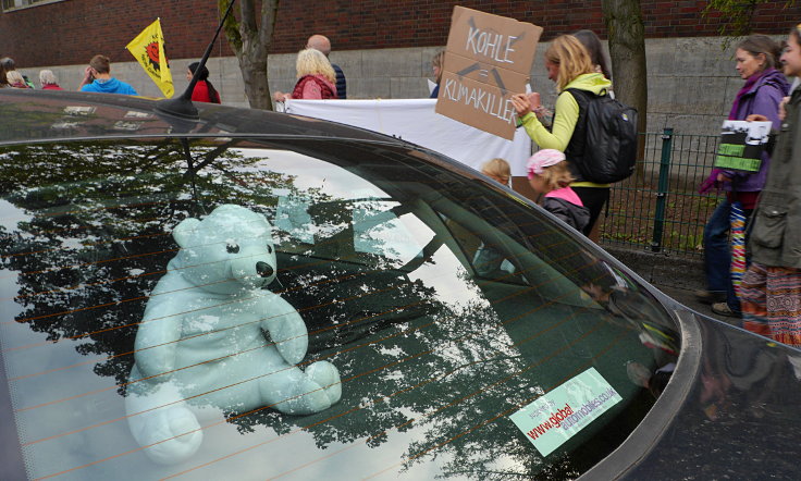 © www.mutbuergerdokus.de: Mahnwache vor der Staatskanzlei: 'Laschet will uns verkohlen'