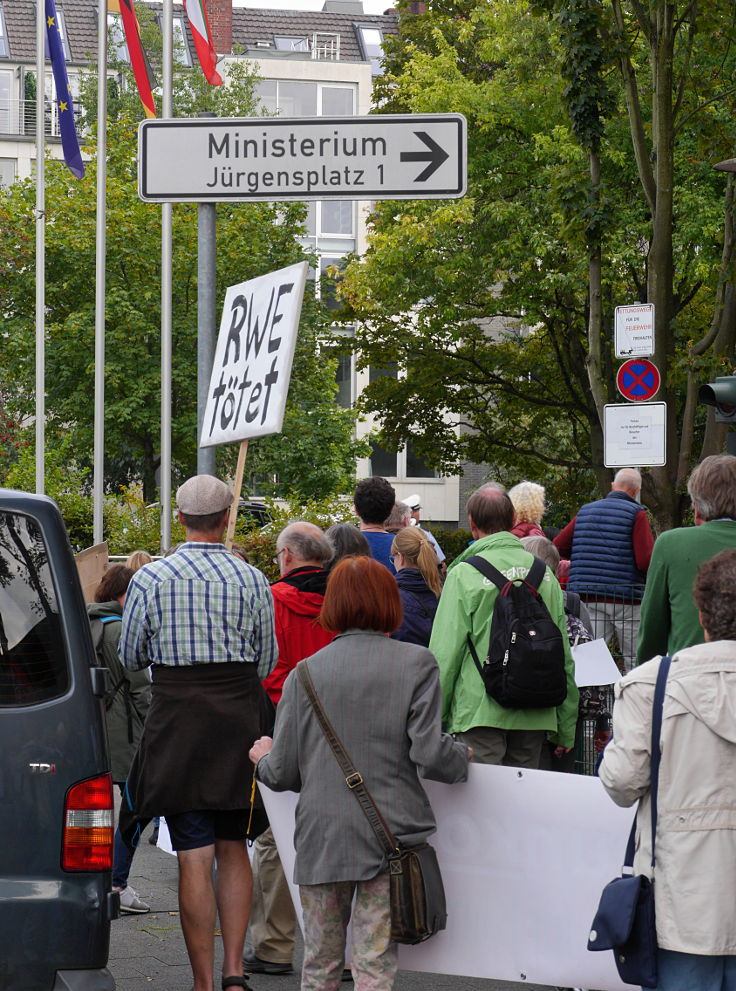 © www.mutbuergerdokus.de: Mahnwache vor der Staatskanzlei: 'Laschet will uns verkohlen'