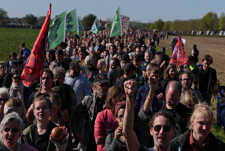 © www.mutbuergerdokus.de: Waldspaziergang durch den Hambacher Forst