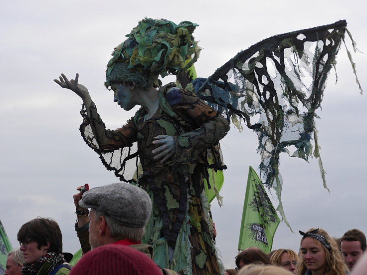 © www.mutbuergerdokus.de: Hambacher Forst: 'Der erlaubte Waldspaziergang'