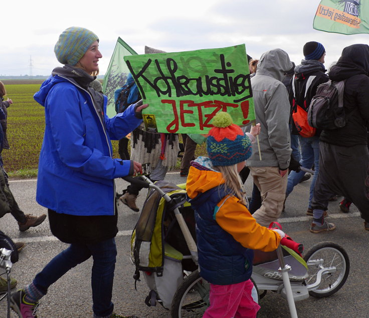 © www.mutbuergerdokus.de: 'Ende Gelände': Solidaritäts-Demonstration, Bagger- und Gleis-Besetzung