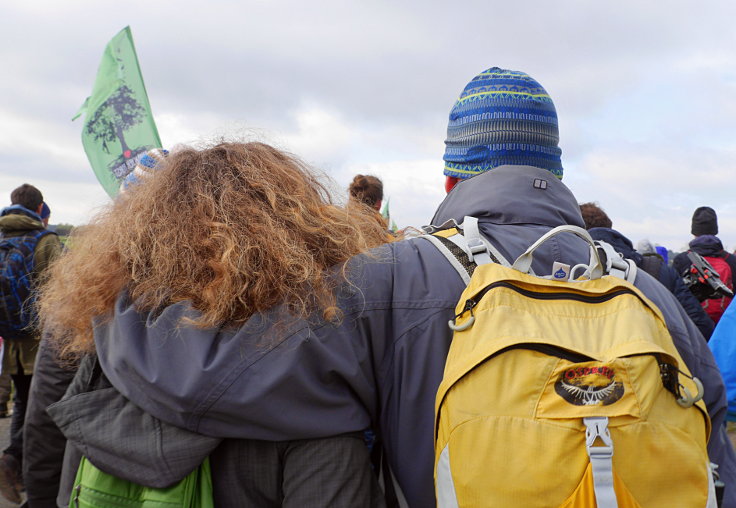 © www.mutbuergerdokus.de: 'Ende Gelände': Solidaritäts-Demonstration, Bagger- und Gleis-Besetzung