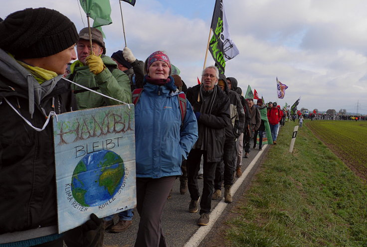 © www.mutbuergerdokus.de: 'Ende Gelände': Solidaritäts-Demonstration, Bagger- und Gleis-Besetzung