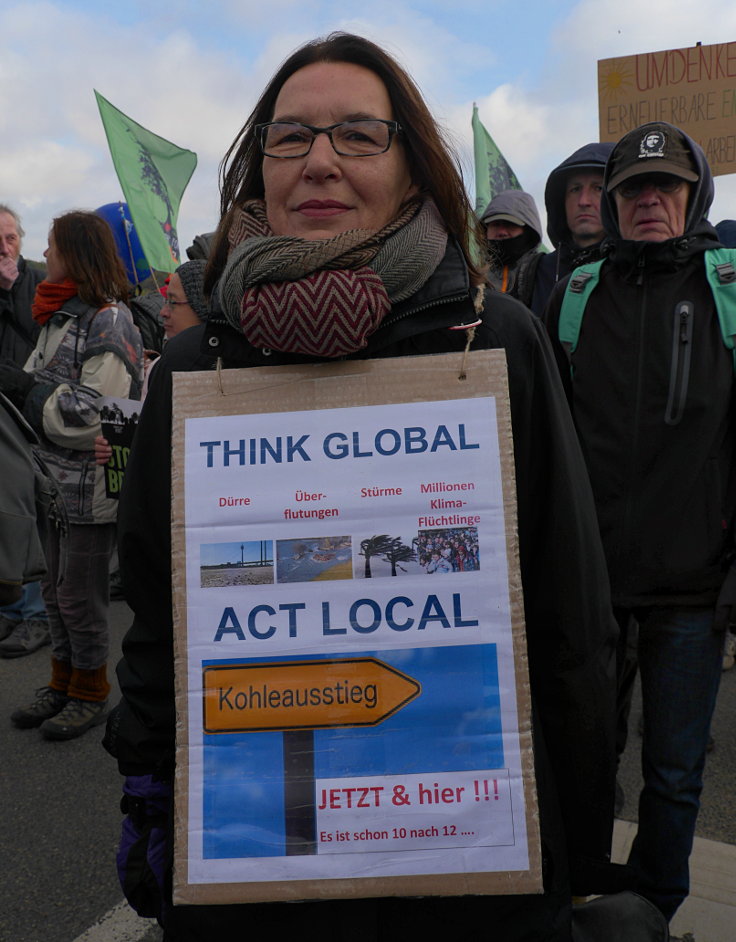 © www.mutbuergerdokus.de: 'Ende Gelände': Solidaritäts-Demonstration, Bagger- und Gleis-Besetzung