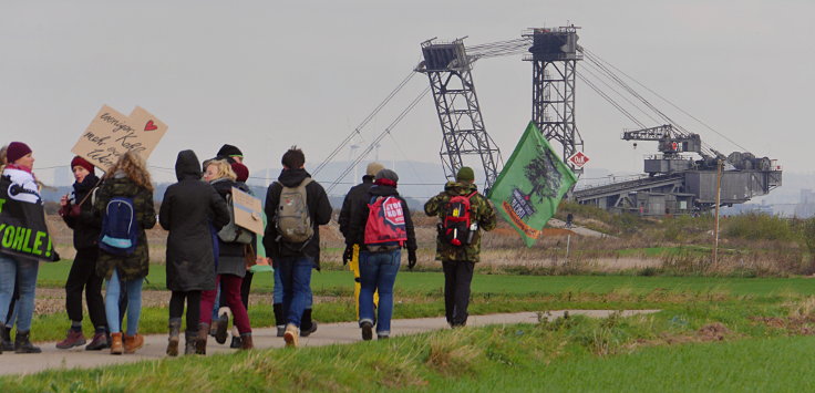 © www.mutbuergerdokus.de: 'Ende Gelände': Solidaritäts-Demonstration, Bagger- und Gleis-Besetzung