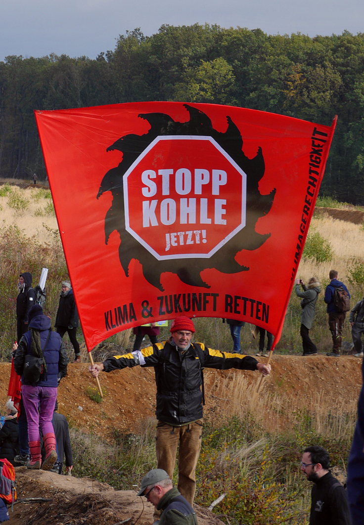 © www.mutbuergerdokus.de: 'Ende Gelände': Solidaritäts-Demonstration, Bagger- und Gleis-Besetzung