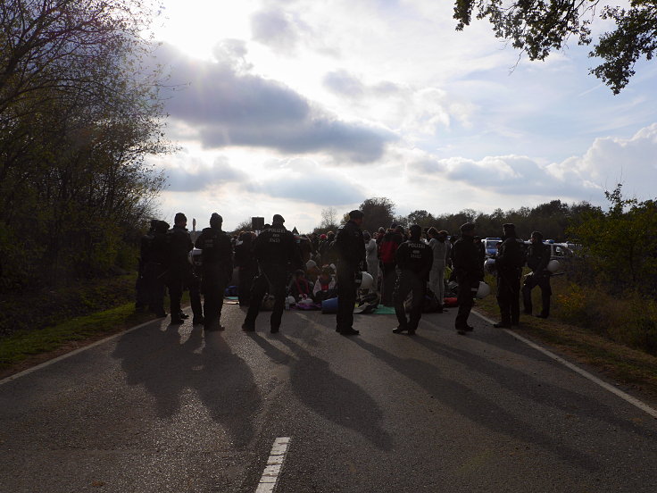 © www.mutbuergerdokus.de: 'Ende Gelände': Solidaritäts-Demonstration, Bagger- und Gleis-Besetzung