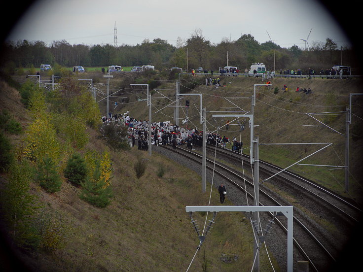 © www.mutbuergerdokus.de: 'Ende Gelände': Solidaritäts-Demonstration, Bagger- und Gleis-Besetzung