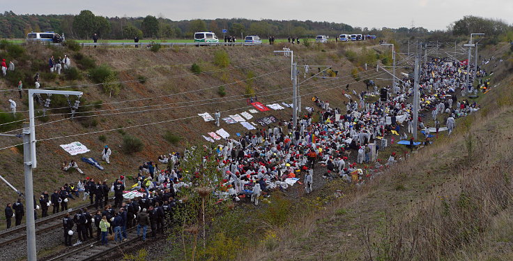 © www.mutbuergerdokus.de: 'Ende Gelände': Solidaritäts-Demonstration, Bagger- und Gleis-Besetzung