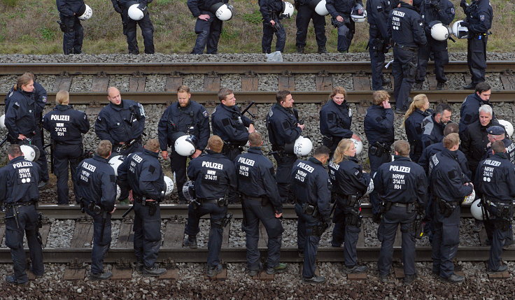 © www.mutbuergerdokus.de: 'Ende Gelände': Solidaritäts-Demonstration, Bagger- und Gleis-Besetzung