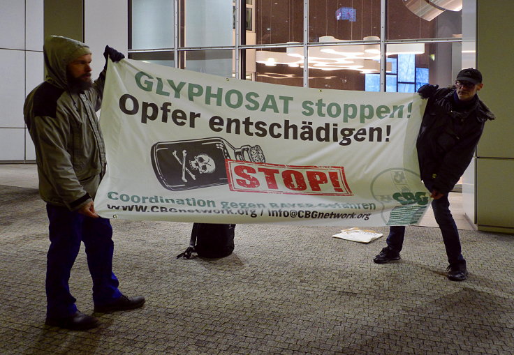 © www.mutbuergerdokus.de: Protest gegen die 'Podiumsdiskussion' mit 'Bayer'-Chef Werner Baumann
