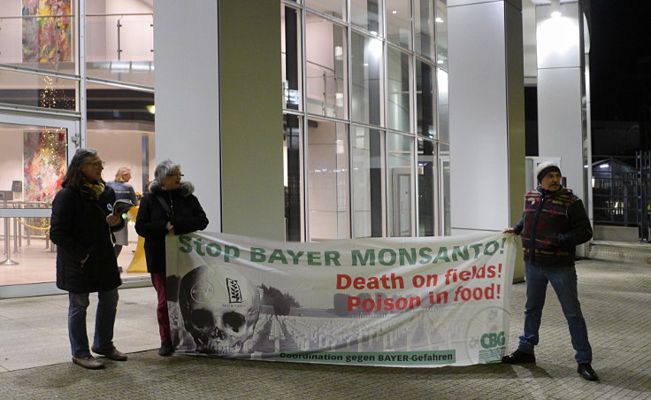 © www.mutbuergerdokus.de: Protest gegen die 'Podiumsdiskussion' mit 'Bayer'-Chef Werner Baumann