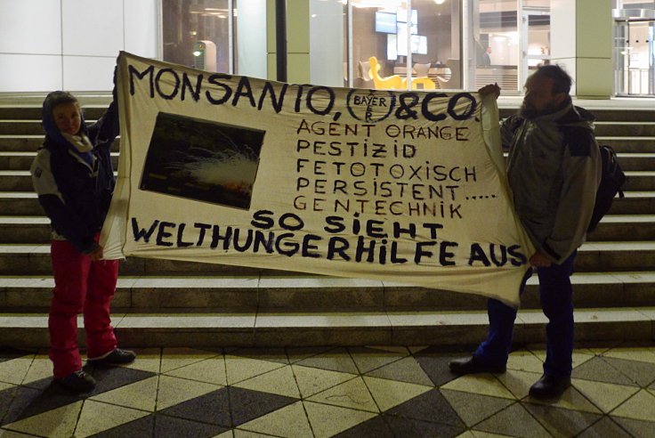 © www.mutbuergerdokus.de: Protest gegen die 'Podiumsdiskussion' mit 'Bayer'-Chef Werner Baumann