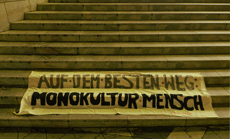 © www.mutbuergerdokus.de: Protest gegen die 'Podiumsdiskussion' mit 'Bayer'-Chef Werner Baumann