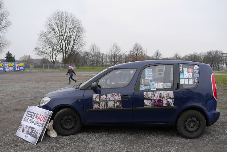 © www.mutbuergerdokus.de: Demonstration gegen Zirkustiere vor 'Circus Probst'