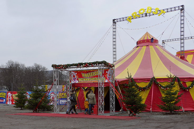 © www.mutbuergerdokus.de: Demonstration gegen Zirkustiere vor 'Circus Probst'