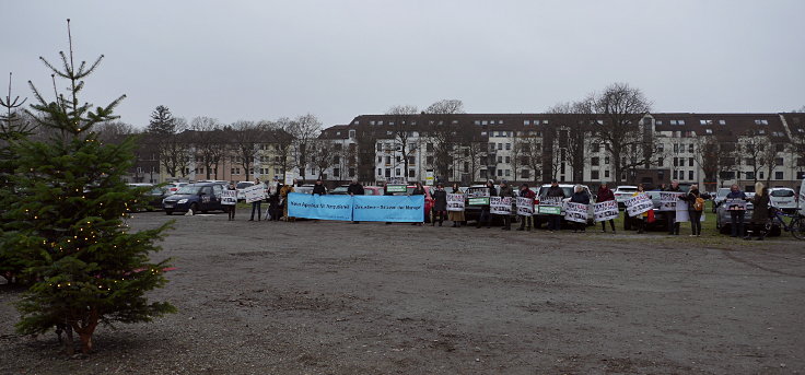 © www.mutbuergerdokus.de: Demonstration gegen Zirkustiere vor 'Circus Probst'