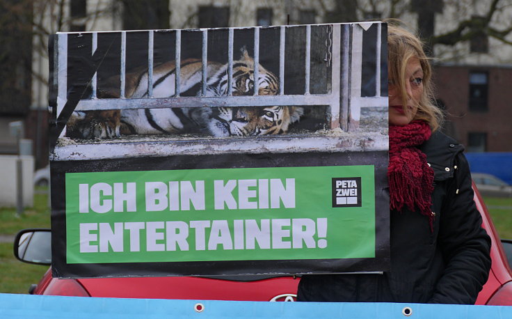 © www.mutbuergerdokus.de: Demonstration gegen Zirkustiere vor 'Circus Probst'