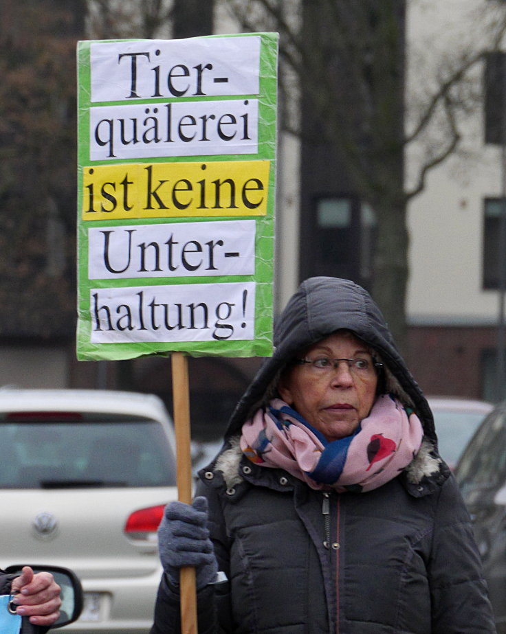 © www.mutbuergerdokus.de: Demonstration gegen Zirkustiere vor 'Circus Probst'