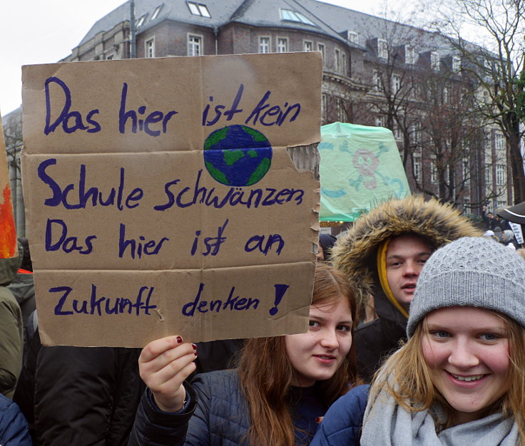 'Fridays for Future Düsseldorf' - Schild: 'Das hier ist kein Schule schwänzen - Das hier ist an Zukunft denken!'