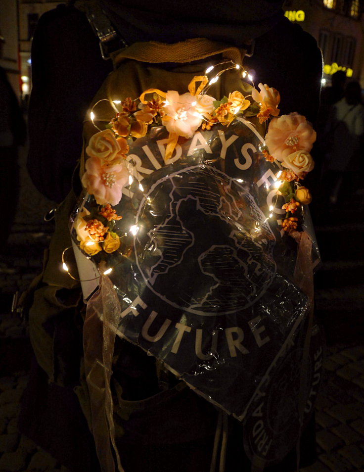 © www.mutbuergerdokus.de: FFF Düsseldorf: Lichterzug zur 'Earth Hour: Licht aus für den Klimaschutz'