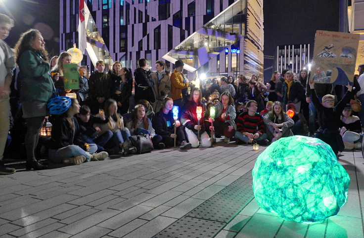 © www.mutbuergerdokus.de: FFF Düsseldorf: Lichterzug zur 'Earth Hour: Licht aus für den Klimaschutz'