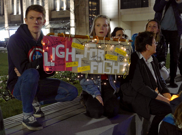 © www.mutbuergerdokus.de: FFF Düsseldorf: Lichterzug zur 'Earth Hour: Licht aus für den Klimaschutz'