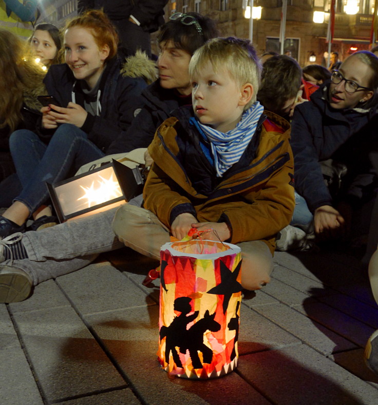 © www.mutbuergerdokus.de: FFF Düsseldorf: Lichterzug zur 'Earth Hour: Licht aus für den Klimaschutz'