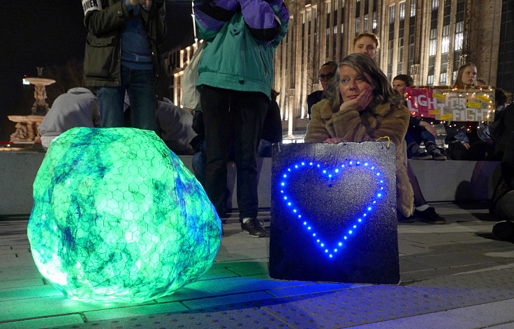 © www.mutbuergerdokus.de: FFF Düsseldorf: Lichterzug zur 'Earth Hour: Licht aus für den Klimaschutz'