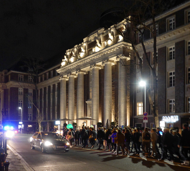 © www.mutbuergerdokus.de: FFF Düsseldorf: Lichterzug zur 'Earth Hour: Licht aus für den Klimaschutz'